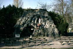 De grot, gelegen op de kruising van de Kasteeldreef en de Machelenstraat