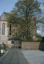 De kerk gezien vanuit de Kruisstraat
