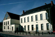 De voorgevel van het ontmoetingscentrum